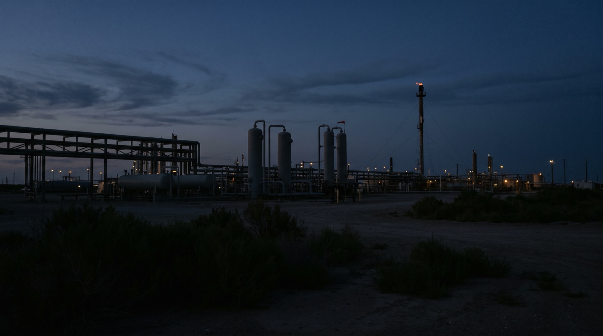 Instalación de procesamiento de petróleo y gas en tierra a la hora azul